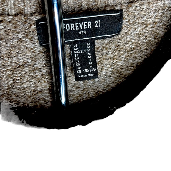 Forever 21 Wildlife Distressed Sweater Sz M - Picture 4 of 4